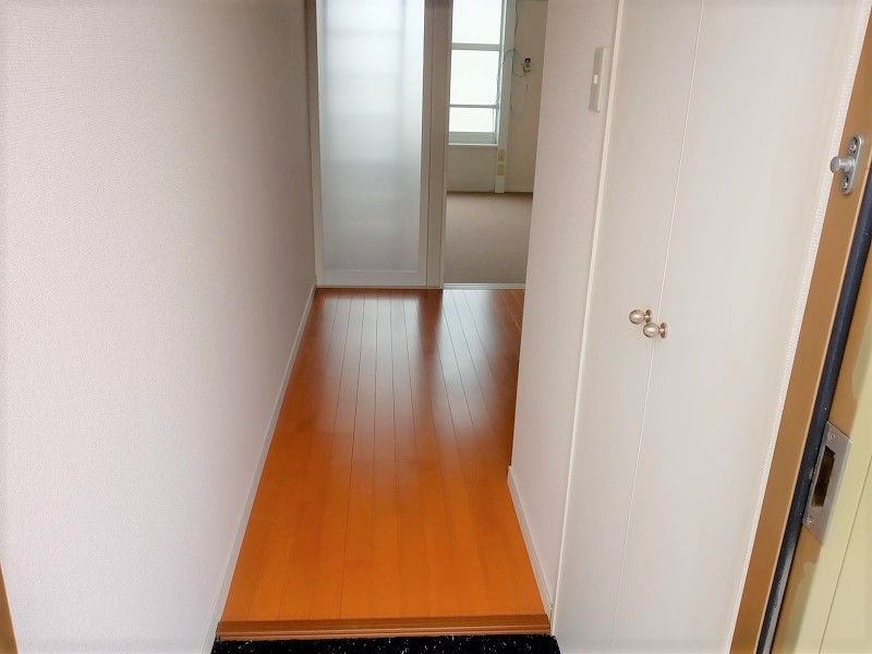 レオパレス築地 玄関