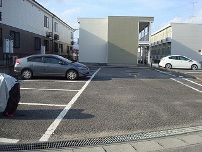 レオパレス平窪 駐車場