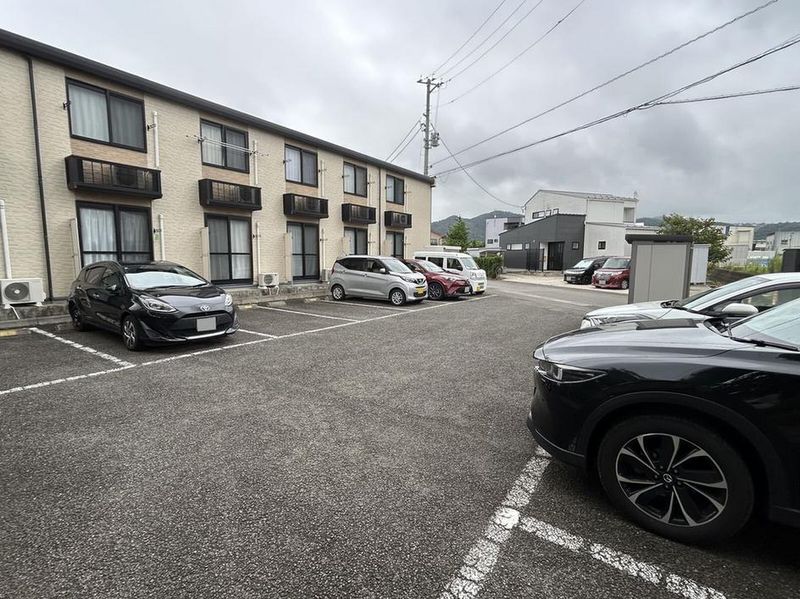レオパレスプライマリィ 駐車場