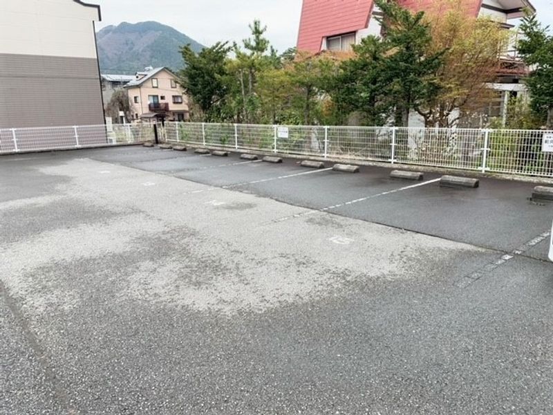 レオパレス竜ヶ丘 駐車場