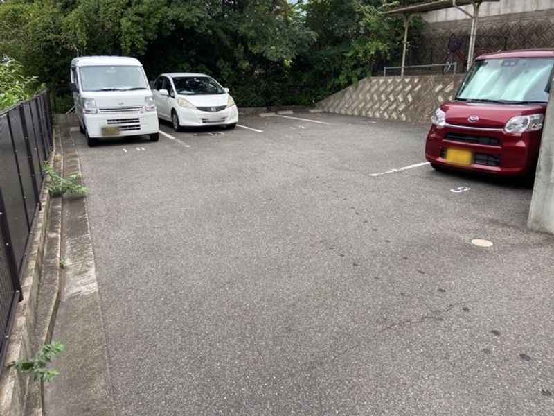 レオパレスアーチェロコル 駐車場