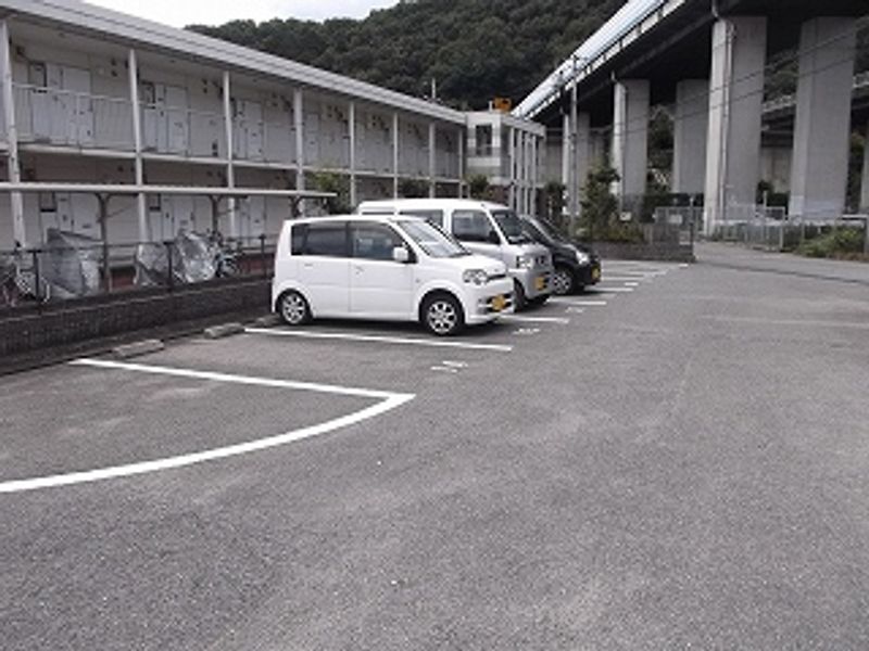 レオパレスサニーハイツ 駐車場