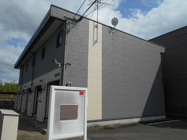 レオパレスサンセールヤエマキ 外観