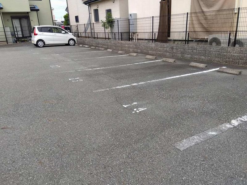 レオパレスハピネス１８ 駐車場