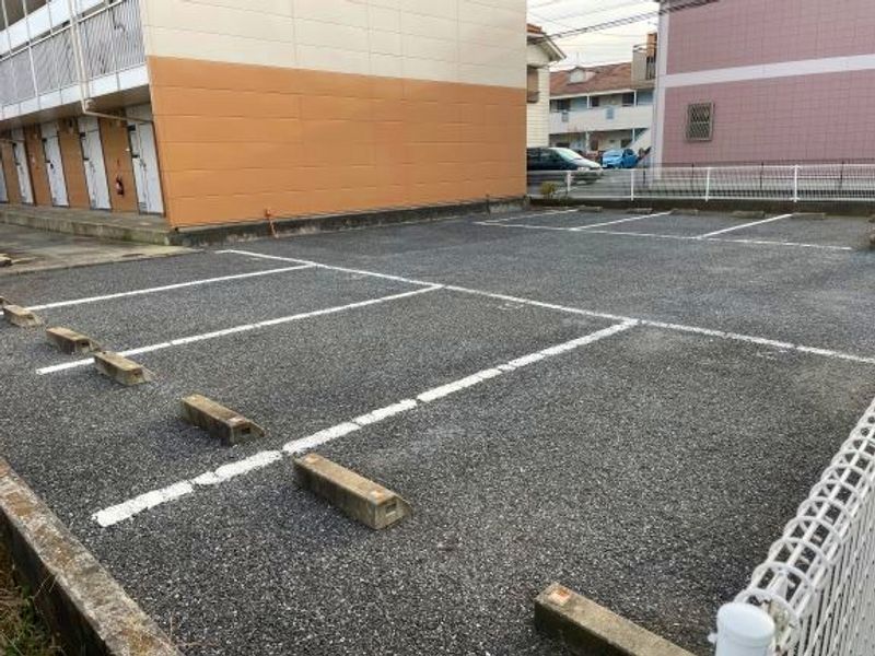 レオパレスナガヌマハラ 駐車場