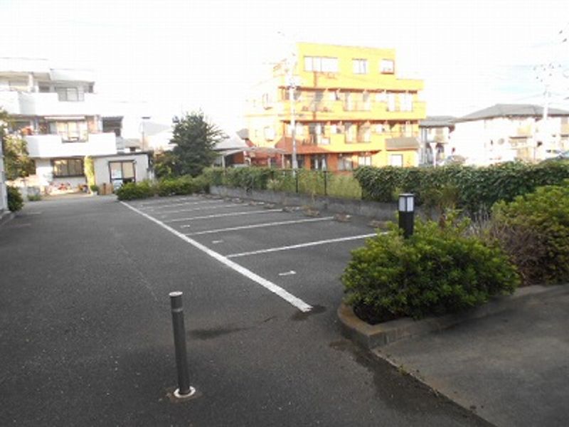 レオパレスアートＵ 駐車場