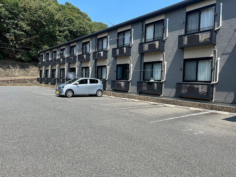 レオパレスコーラル可部東 駐車場