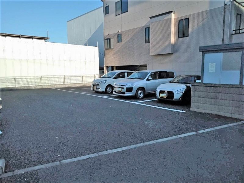 レオネクストフレールⅠ 駐車場