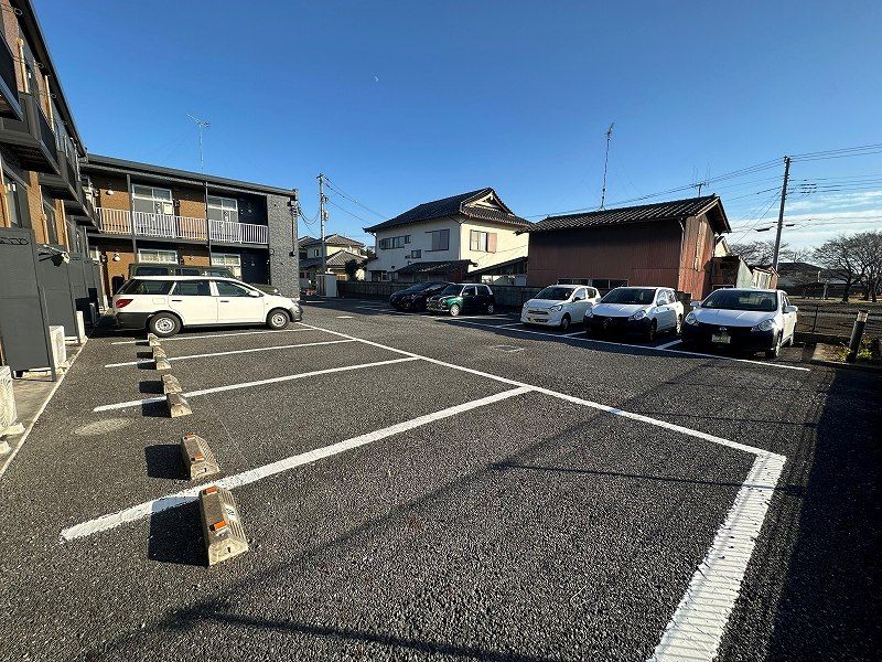 レオパレスアヴニール 駐車場