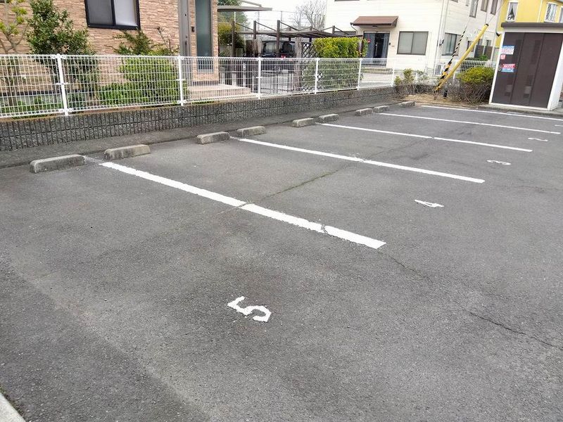 レオパレスキララ 駐車場