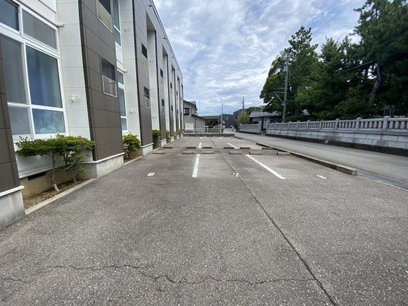 レオパレスシャンテ御経塚 駐車場