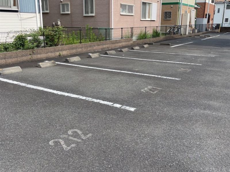 レオパレスすばるⅢ 駐車場