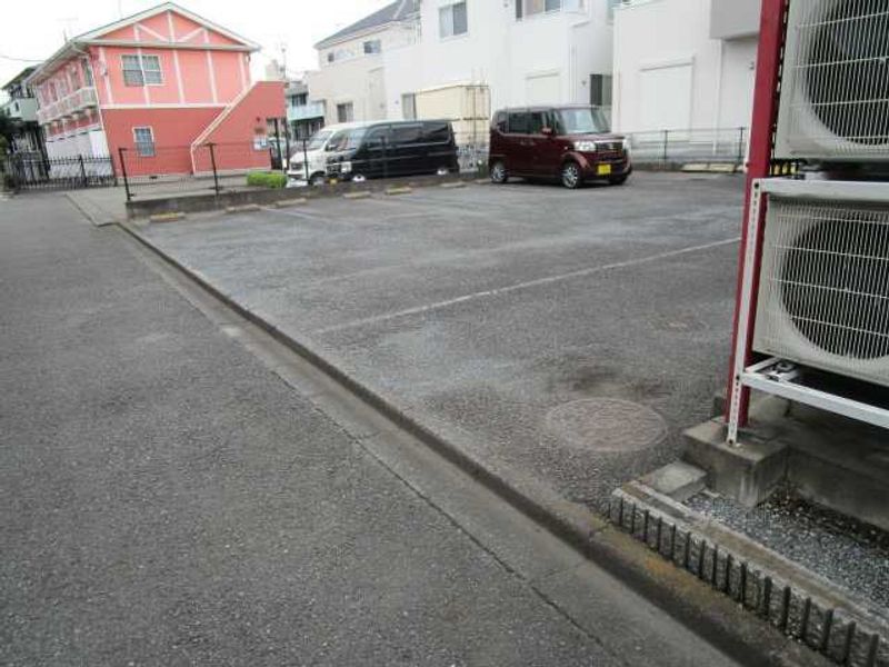 レオパレスアイリス 駐車場
