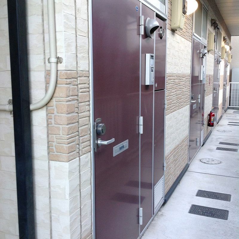 レオパレスケレス 玄関