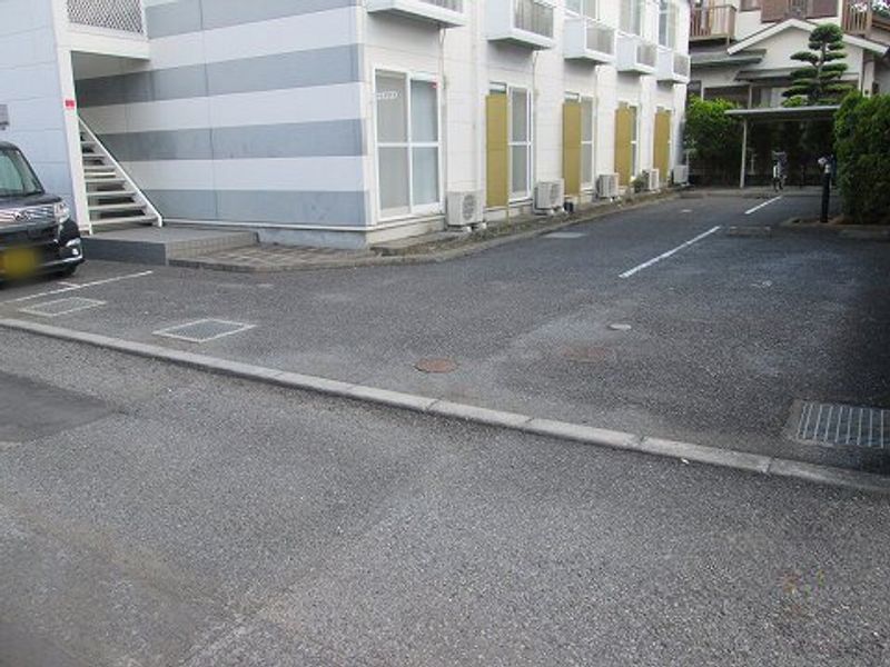 レオパレスプルート 駐車場