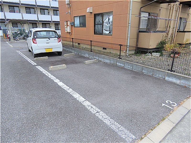 レオパレスブラッサム常田 駐車場