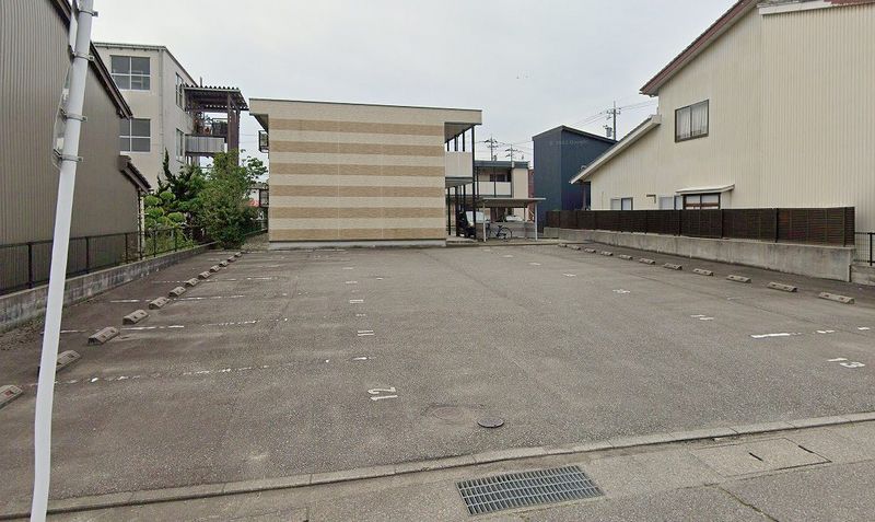 レオパレスフォレー 駐車場