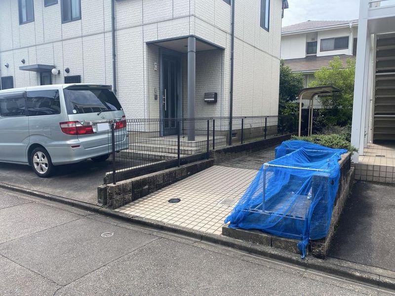 レオパレス三ツ屋 エントランス
