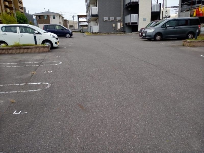 レオパレスフアモ 駐車場