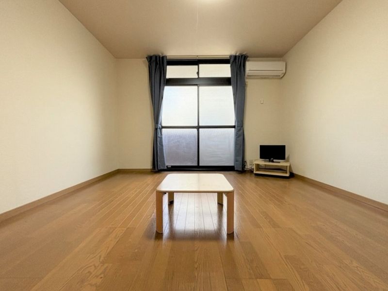 レオパレス柏原 居間