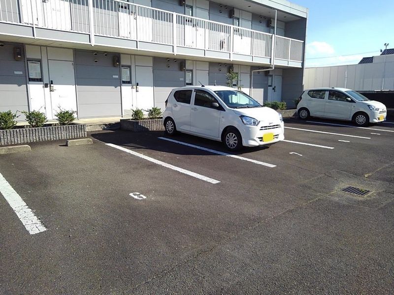 レオパレスクレール勝賀 駐車場