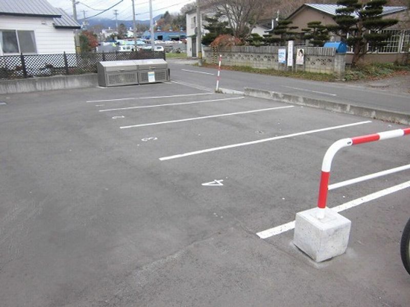レオパレスアルデバラン 駐車場