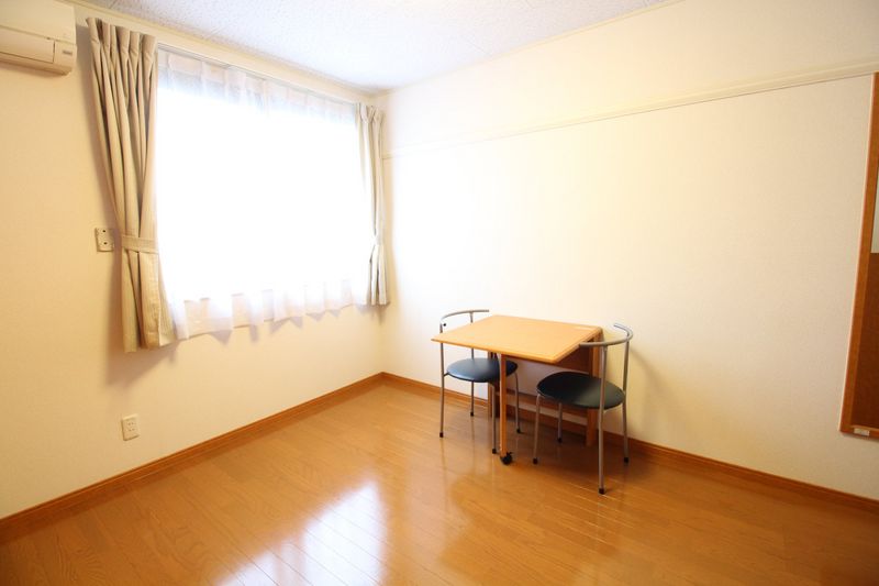 レオパレスＮＥＯ田辺 居間