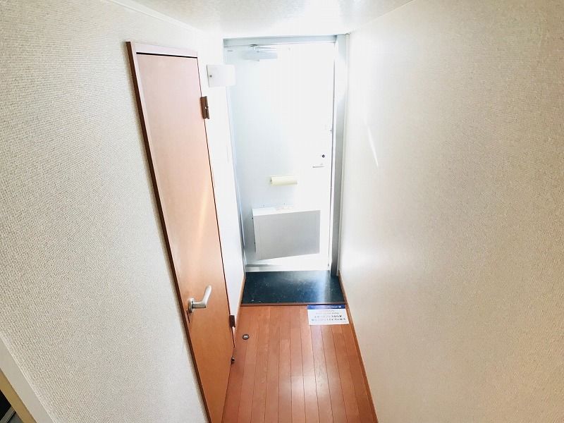 レオパレスプラテリーアⅡ 玄関