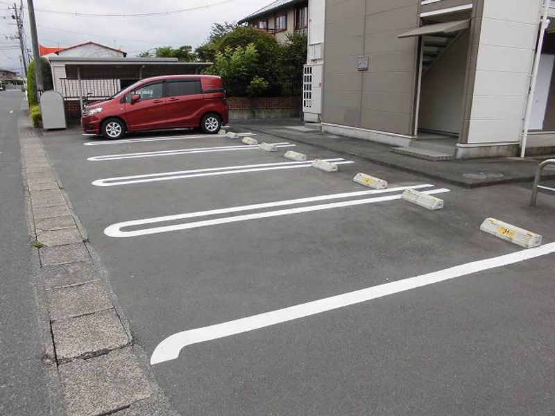 レオパレスユーカリアネックス 駐車場