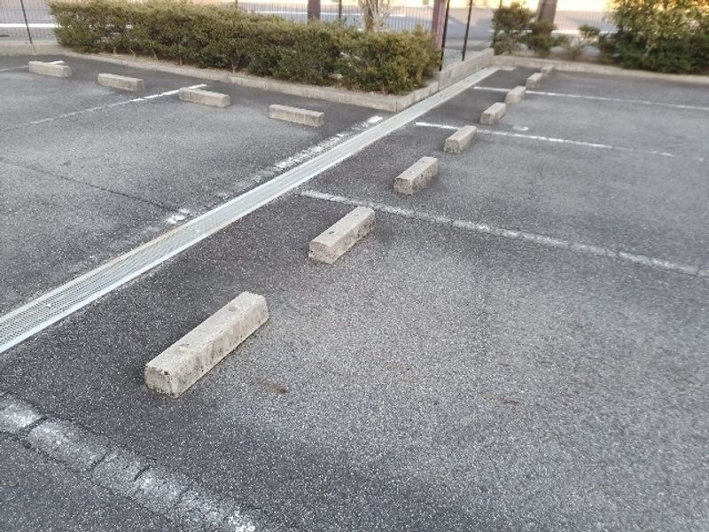 レオパレスポレール 駐車場