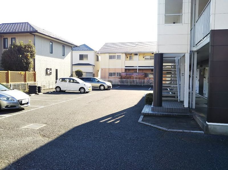 レオパレスけやき台 駐車場