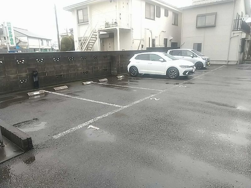 レオパレスブライト 駐車場