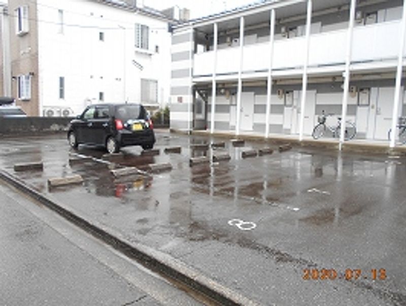 レオパレスコンフォール 駐車場