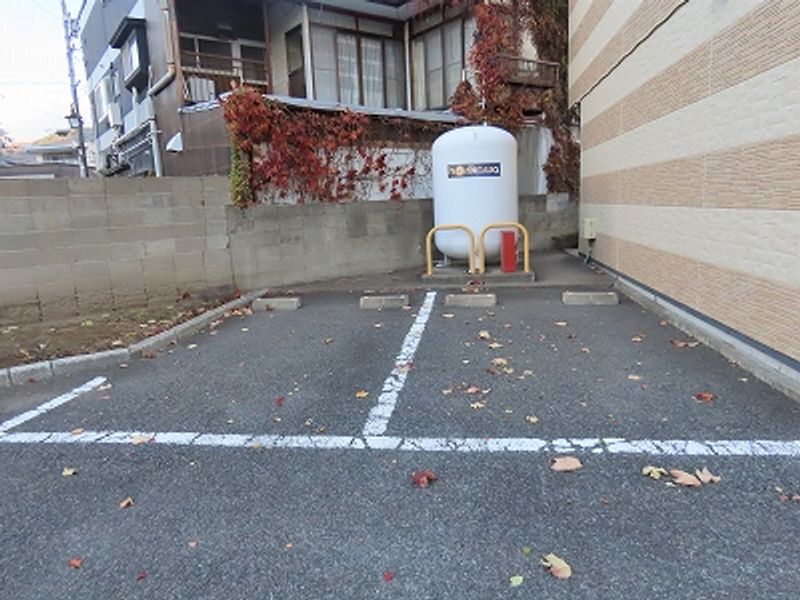 レオパレス早苗 駐車場