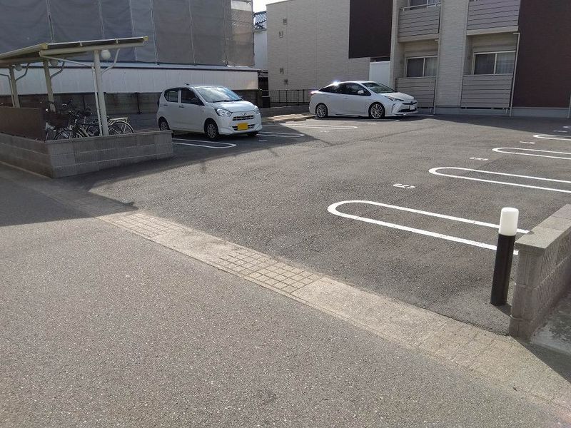 クレイノルピナス参番館 駐車場