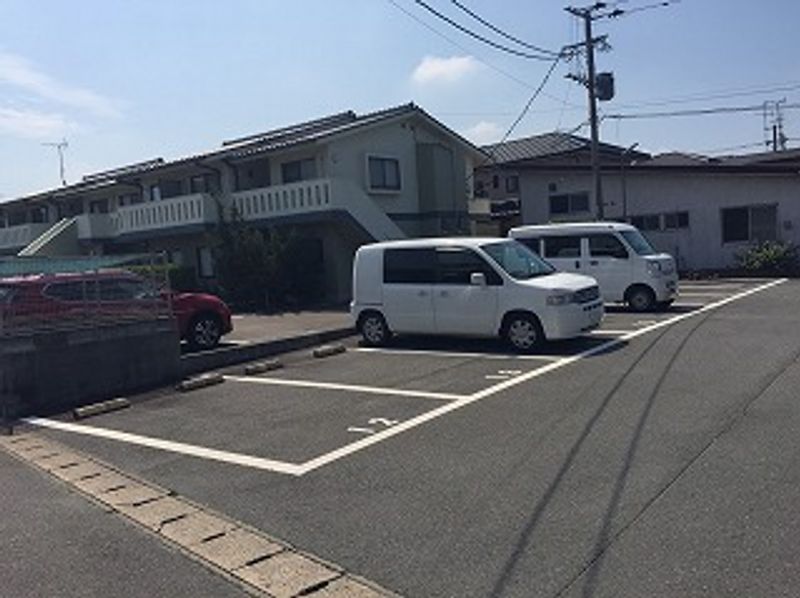 レオパレスガーデン光 駐車場