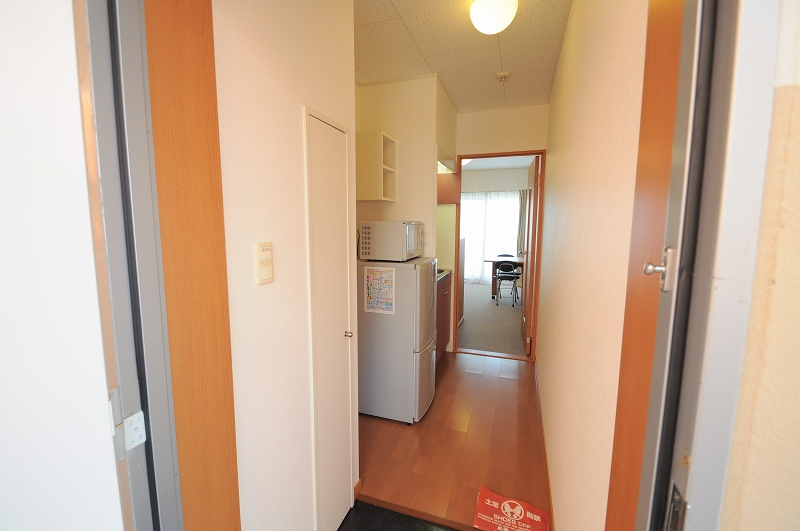 レオパレスハイビスカス 玄関