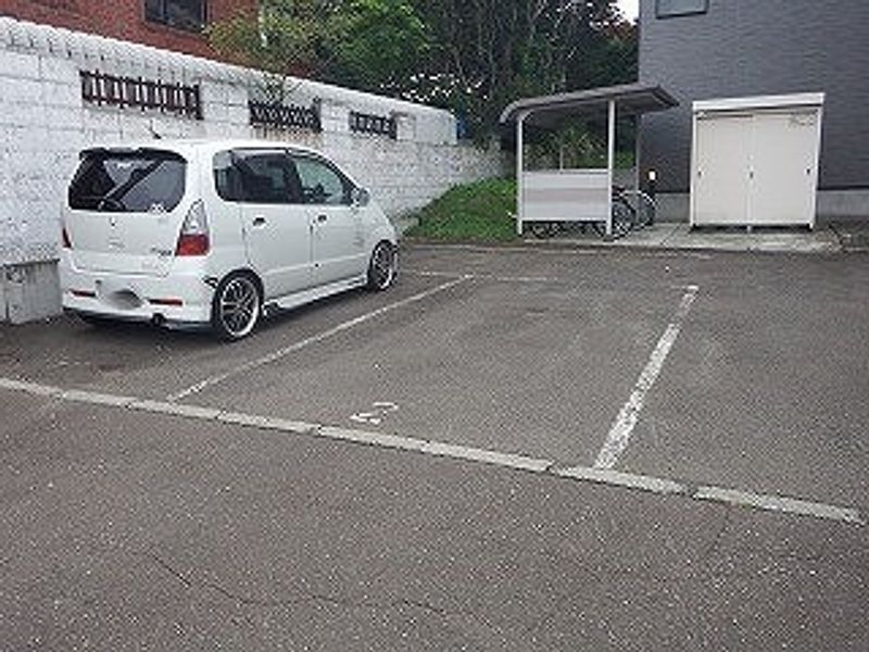 レオパレスボニータドイス 駐車場