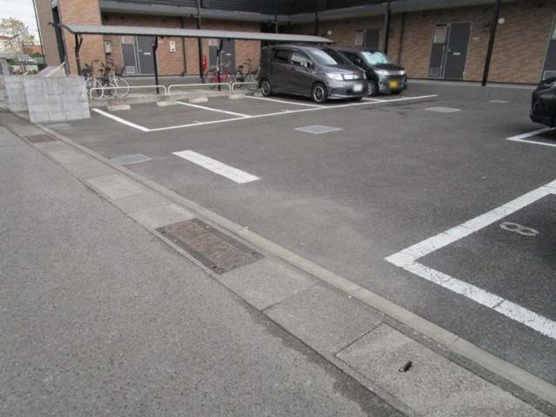 レオネクストＥＡＳＴⅡ 駐車場