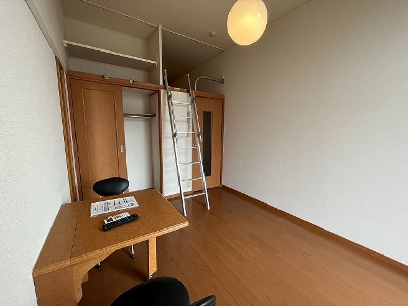 レオパレスセルボ 寝室