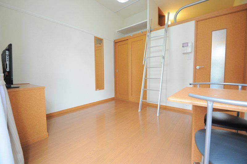 レオパレス西町 寝室