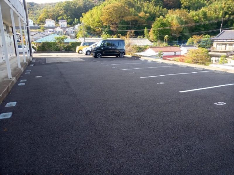 レオパレスアミカピア 駐車場