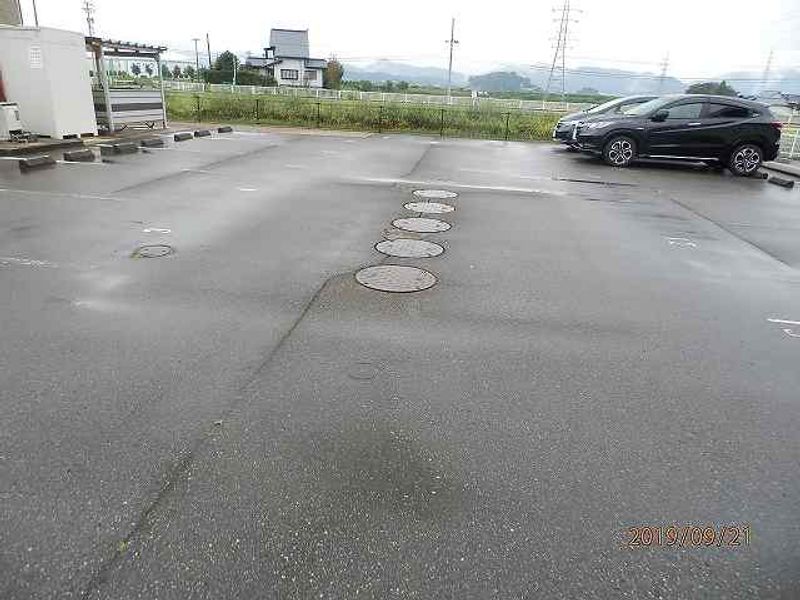 レオパレスわかば 駐車場