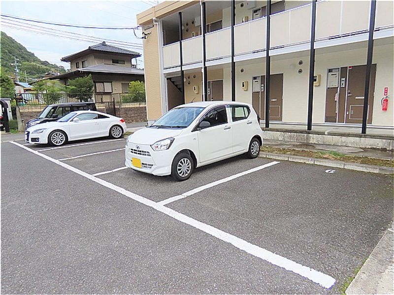 レオパレス裾花 駐車場