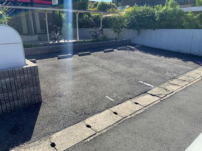レオパレスアルバ 駐車場