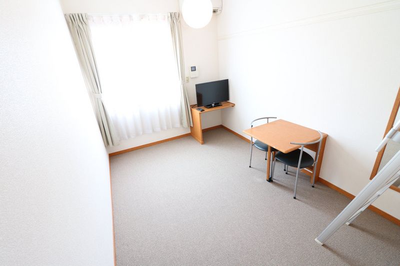 レオパレス南小栗栖 居間
