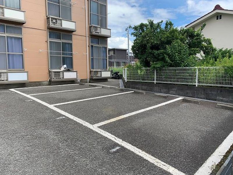 レオパレスアーバンライフオガワ 駐車場