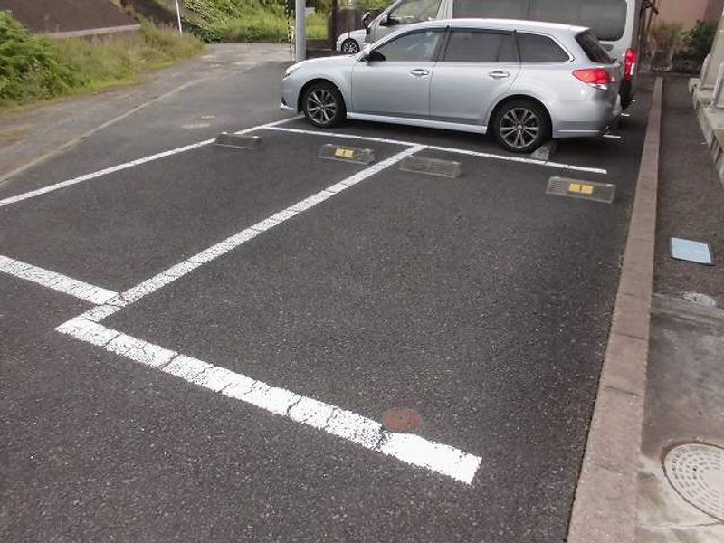 レオパレスサンモール 駐車場