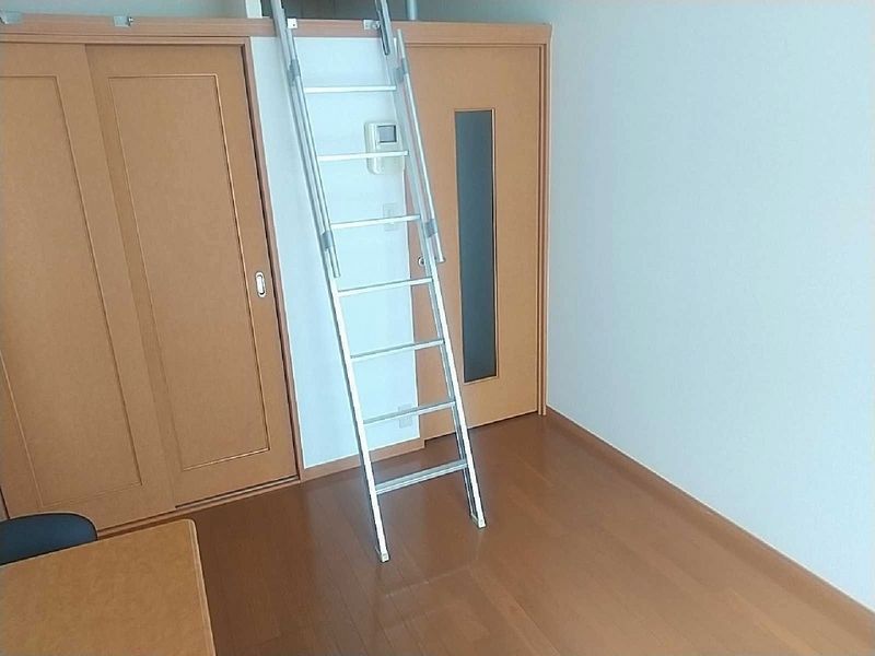 レオパレス楠 居間