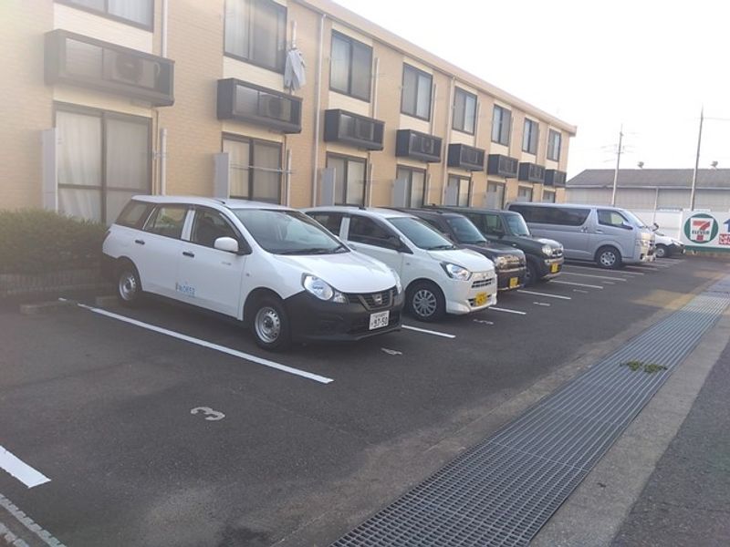 レオパレス三政荘 駐車場